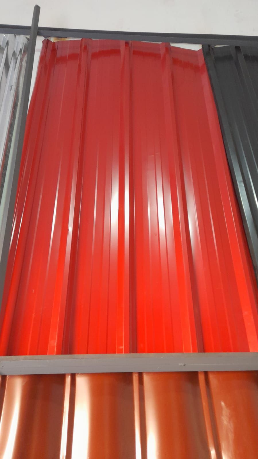 Box Profile T4 Maasai Red glossy finish — photo 4