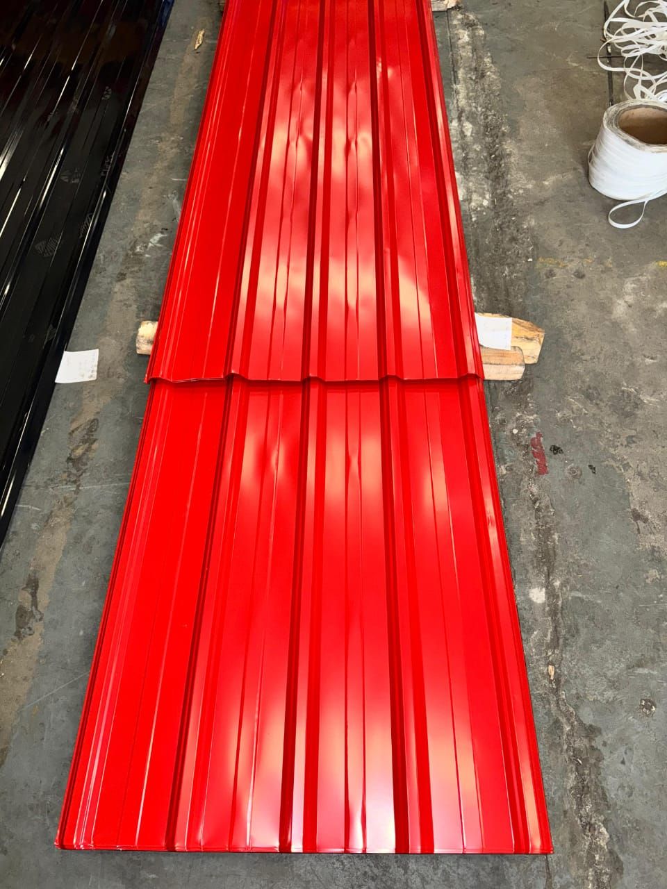 Box Profile T4 Maasai Red glossy finish — photo 11