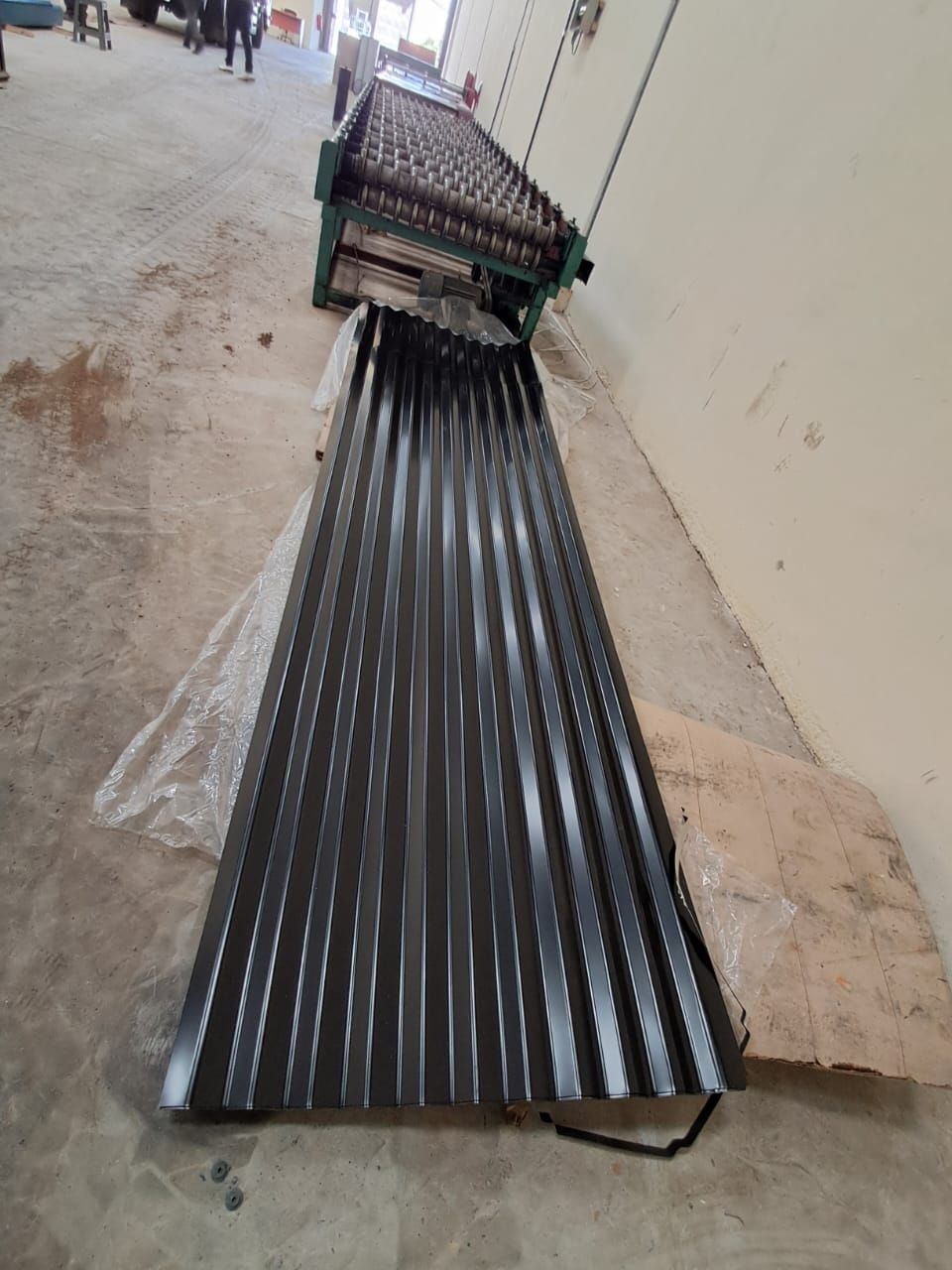 Corrugated (V-Crimp) Black glossy finish — photo 3