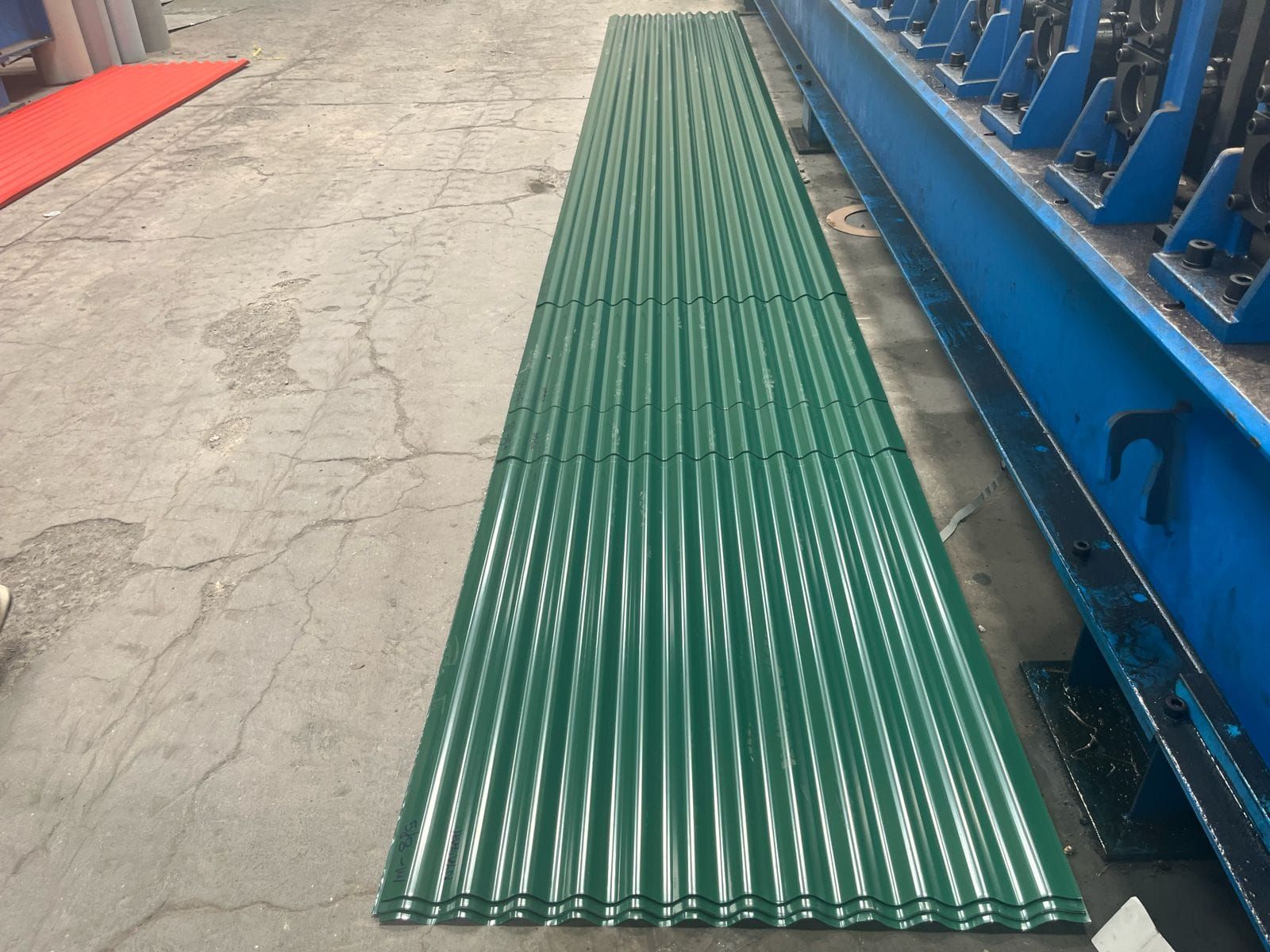 Corrugated (V-Crimp) Green glossy finish — photo 6