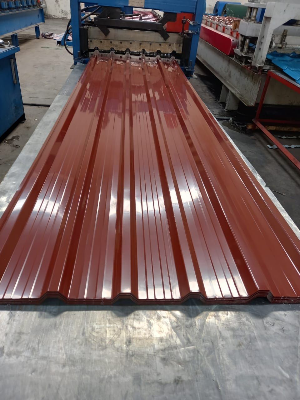 Box Profile T5 Brick Red glossy finish — photo 4