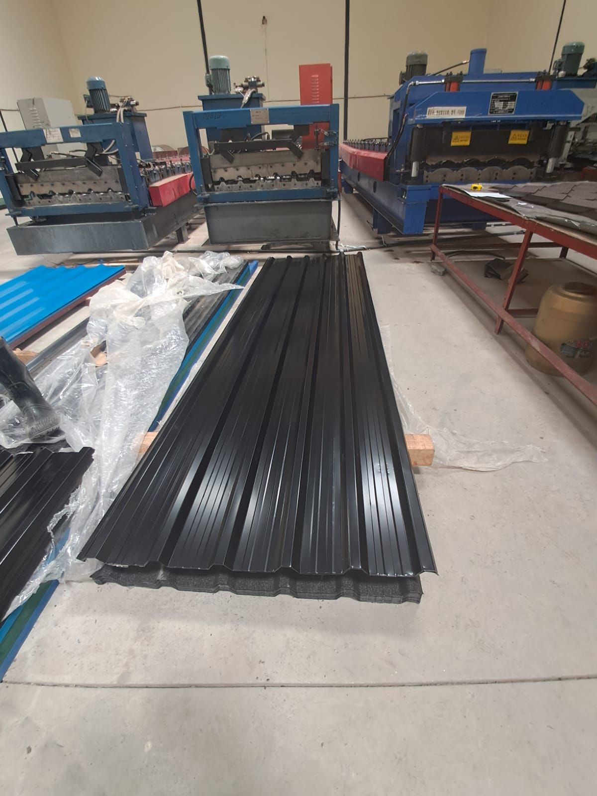 Box Profile T5 Black glossy finish — photo 5